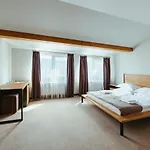 Huston Hotel *