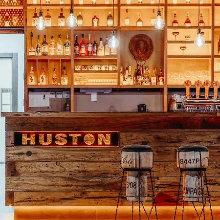 מלון Huston חוסט